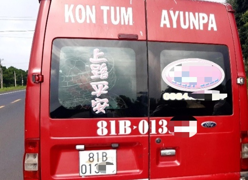 Tài xế, phụ xe đánh khách vì không chịu lên xe? - 1 Tài xế, phụ xe đánh khách vì không chịu lên xe? - 1
