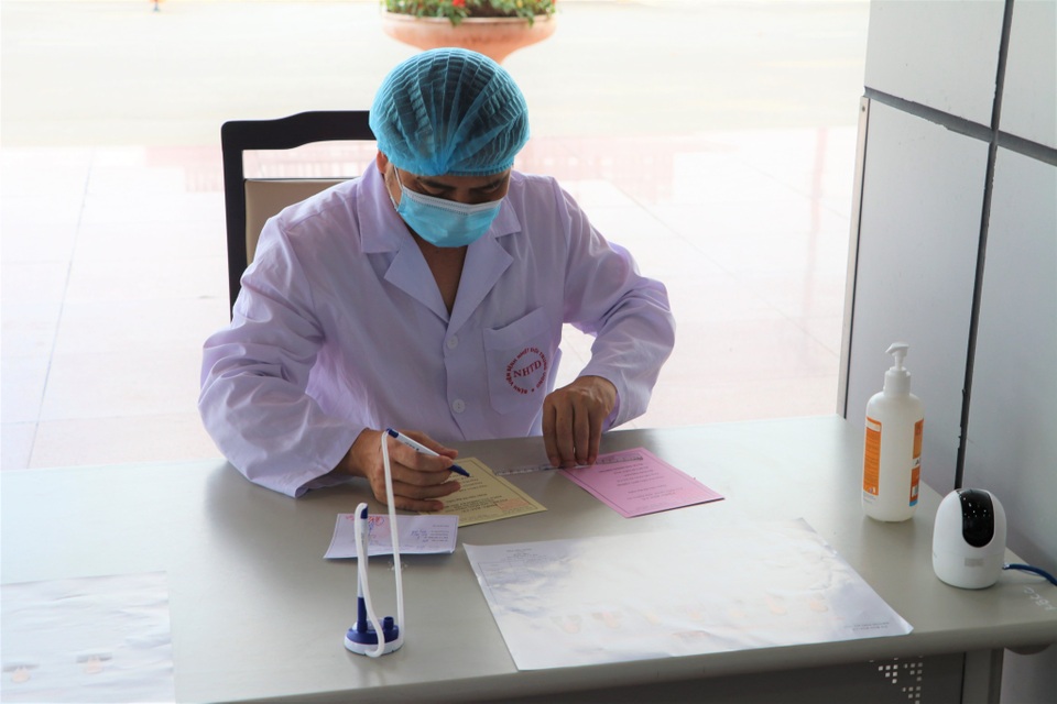 Mặc đồ phòng hộ đi bỏ phiếu tại nơi điều trị 300 ca Covid-19 - 6