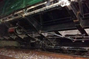 Tàu hàng trật bánh, đường sắt Bắc - Nam tê liệt trong đêm