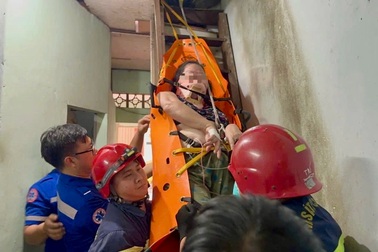 Cứu người phụ nữ nặng hơn 100kg bị mắc kẹt trên tầng hai căn nhà ở TPHCM