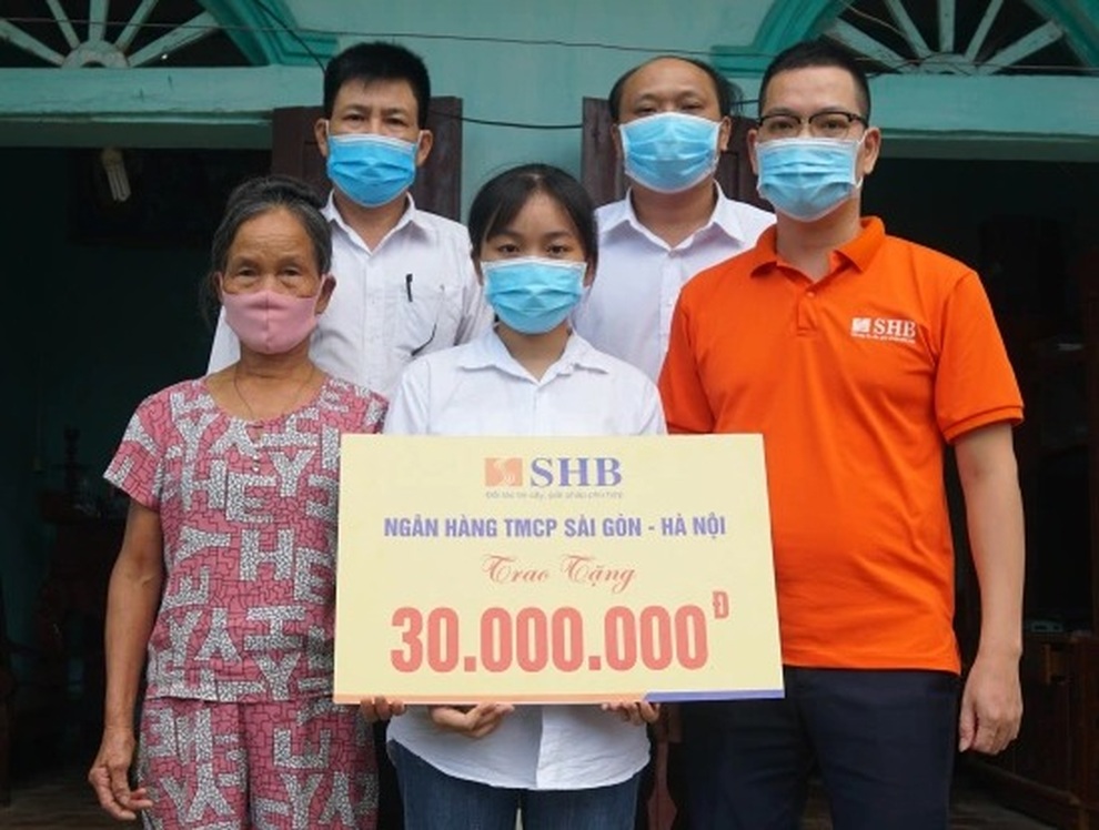 Nữ sinh mồ côi cha được bạn đọc giúp đỡ tới giảng đường đại học - 3 Nữ sinh mồ côi cha được bạn đọc giúp đỡ tới giảng đường đại học - 3