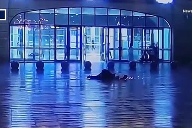 Người đi bộ thoát chết thần kỳ khi bị sét đánh ở Trung Quốc