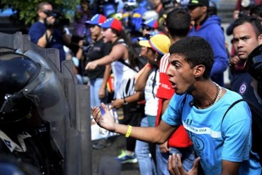 3 vấn đề khiến kinh tế Venezuela đứng trên bờ vực sụp đổ