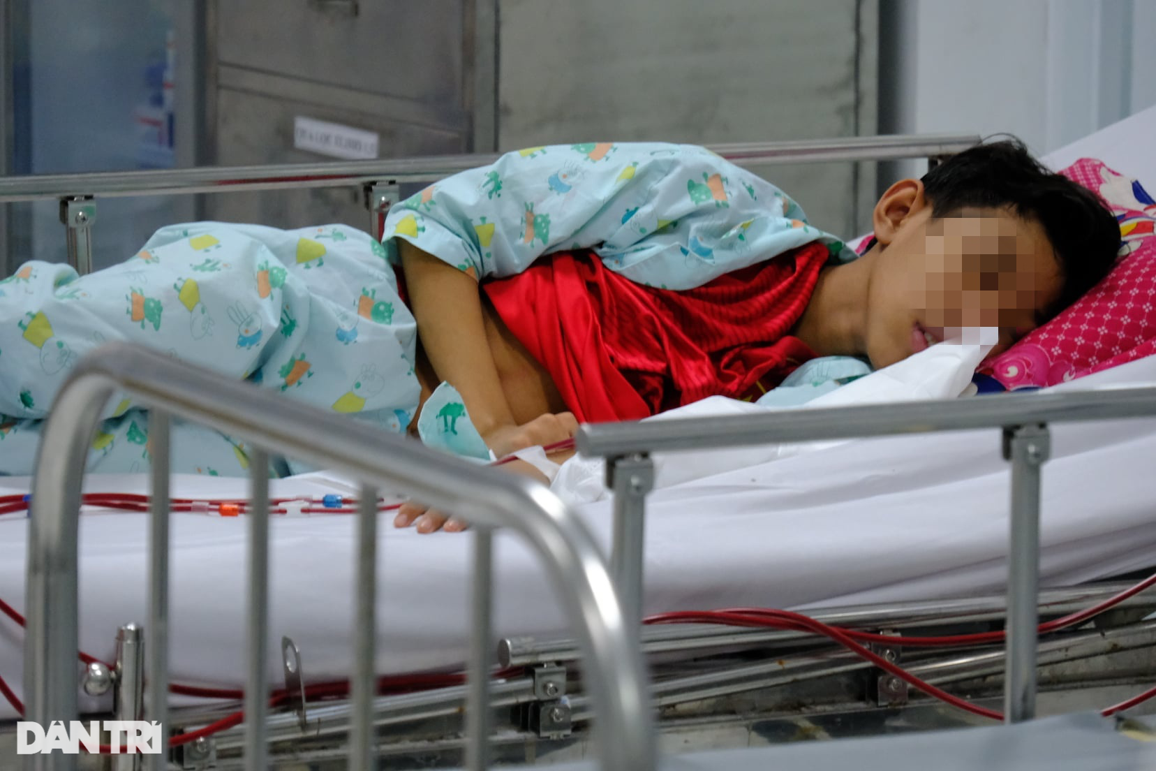 Người bệnh ở TPHCM kiệt quệ vì thiếu thuốc, cơ sở y tế mượn nhau tạm để xài - 8 Người bệnh ở TPHCM kiệt quệ vì thiếu thuốc, cơ sở y tế mượn nhau tạm để xài - 8