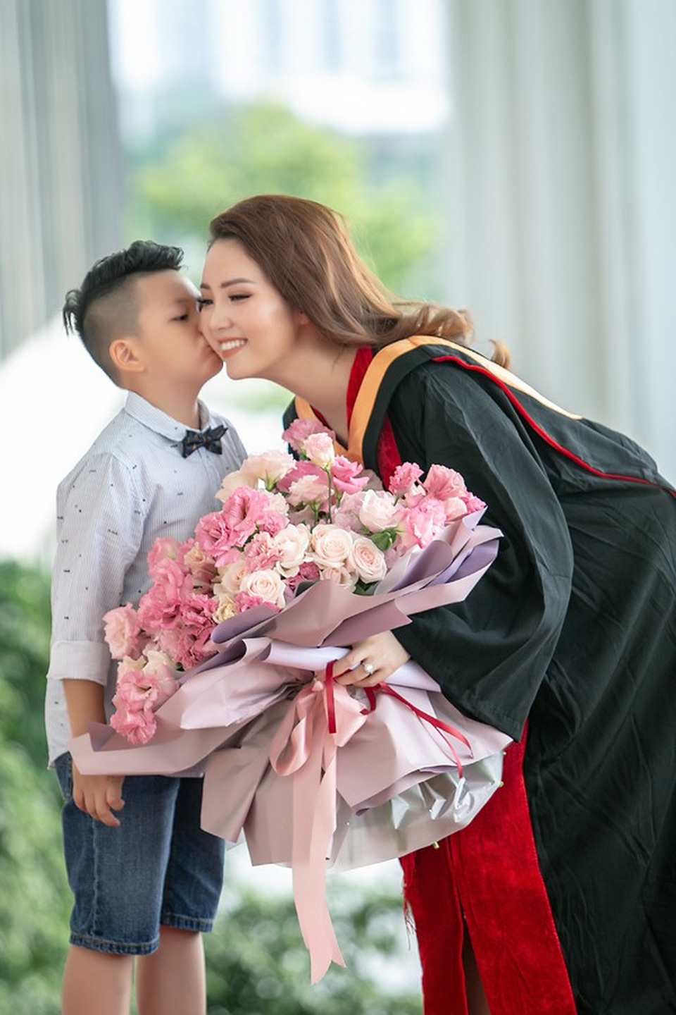Á hậu Thụy Vân: Bị fan cuồng đeo bám và mặt trái của sự... kín tiếng! - 3 Á hậu Thụy Vân: Bị fan cuồng đeo bám và mặt trái của sự... kín tiếng! - 3