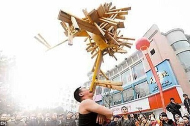 Nghệ sĩ nhào lộn và tuyệt chiêu nâng 24 chiếc ghế bằng… răng