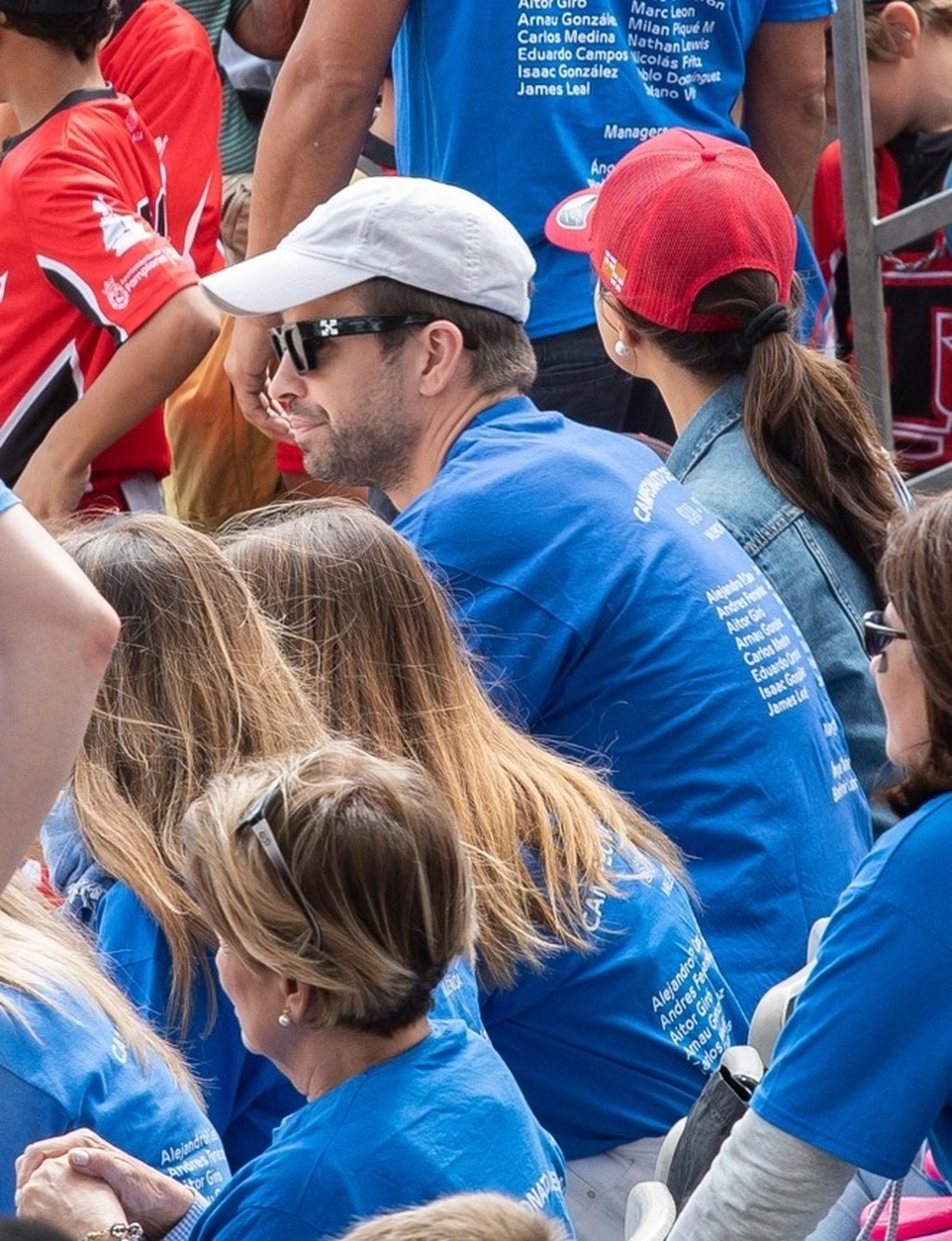 Hậu chia tay: Pique vui hạnh phúc mới, Shakira một mình chăm con - 8