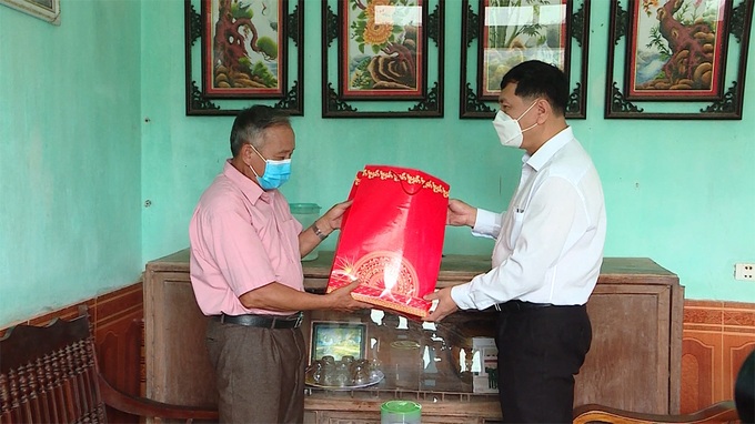 Lãnh đạo tỉnh Tuyên Quang thăm và tặng quà gia đình chính sách - Ảnh 2.