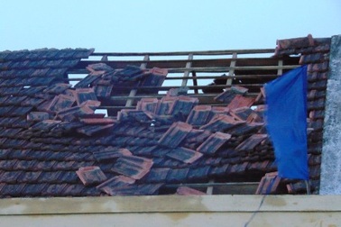 Lốc xoáy, mưa đá khiến hơn 300 ngôi nhà tốc mái, 1 người bị cây đè chết