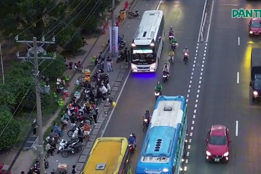 Xe dù hoạt động bát nháo trên đường ở TPHCM