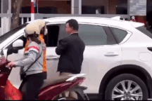 Người phụ nữ liên tục tát nam tài xế ô tô sau va chạm giao thông