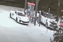 Chiếc xe thể thao trị giá 140.000 USD bốc cháy khi đang bơm xăng