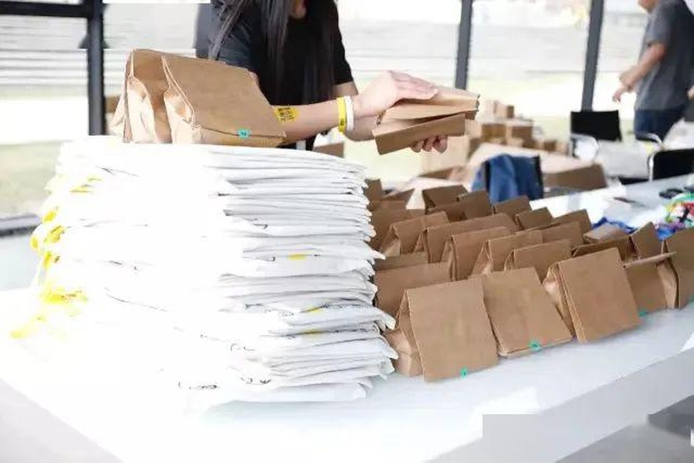 Gom chai nhựa mất trăm năm phân hủy, cô gái biến thành áo hút khách - 8 Gom chai nhựa mất trăm năm phân hủy, cô gái biến thành áo hút khách - 8