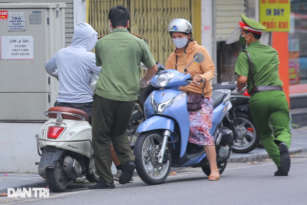 Nhiều lái xe quay đầu bỏ chạy khi gặp Tổ công tác đặc biệt ở phố cổ Hà Nội - 6 Nhiều lái xe quay đầu bỏ chạy khi gặp Tổ công tác đặc biệt ở phố cổ Hà Nội - 6