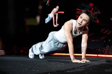 Sơn Tùng M-TP thi chống đẩy cùng fan trên sân khấu ca nhạc