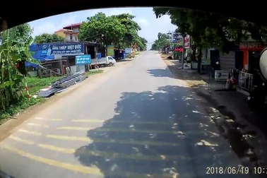 Thót tim khoảnh khắc em bé “cưỡi” xe đồ chơi lao từ trong nhà ra đường ngay trước mũi ô tô