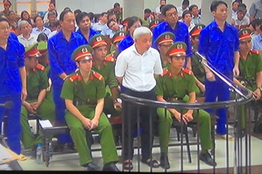 “Bầu” Kiên xin được mặc áo sơ mi và không bị cùm chân, tay