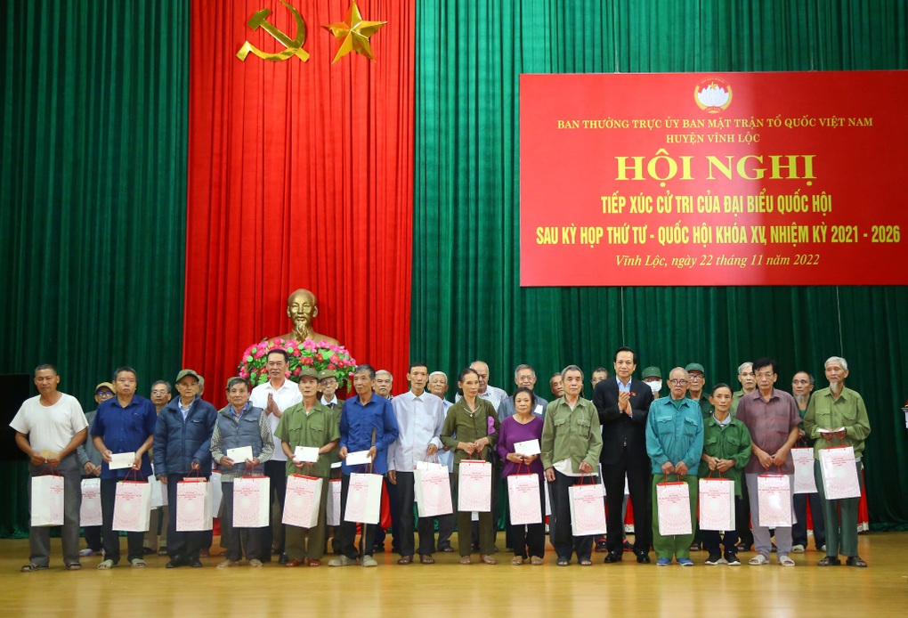 Bộ trưởng Đào Ngọc Dung tặng quà người nghèo, người có công - 3 Bộ trưởng Đào Ngọc Dung tặng quà người nghèo, người có công - 3
