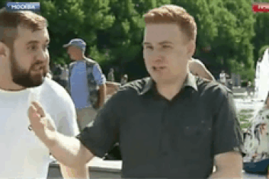 Phóng viên bị đấm trúng mặt khi ghi hình trực tiếp