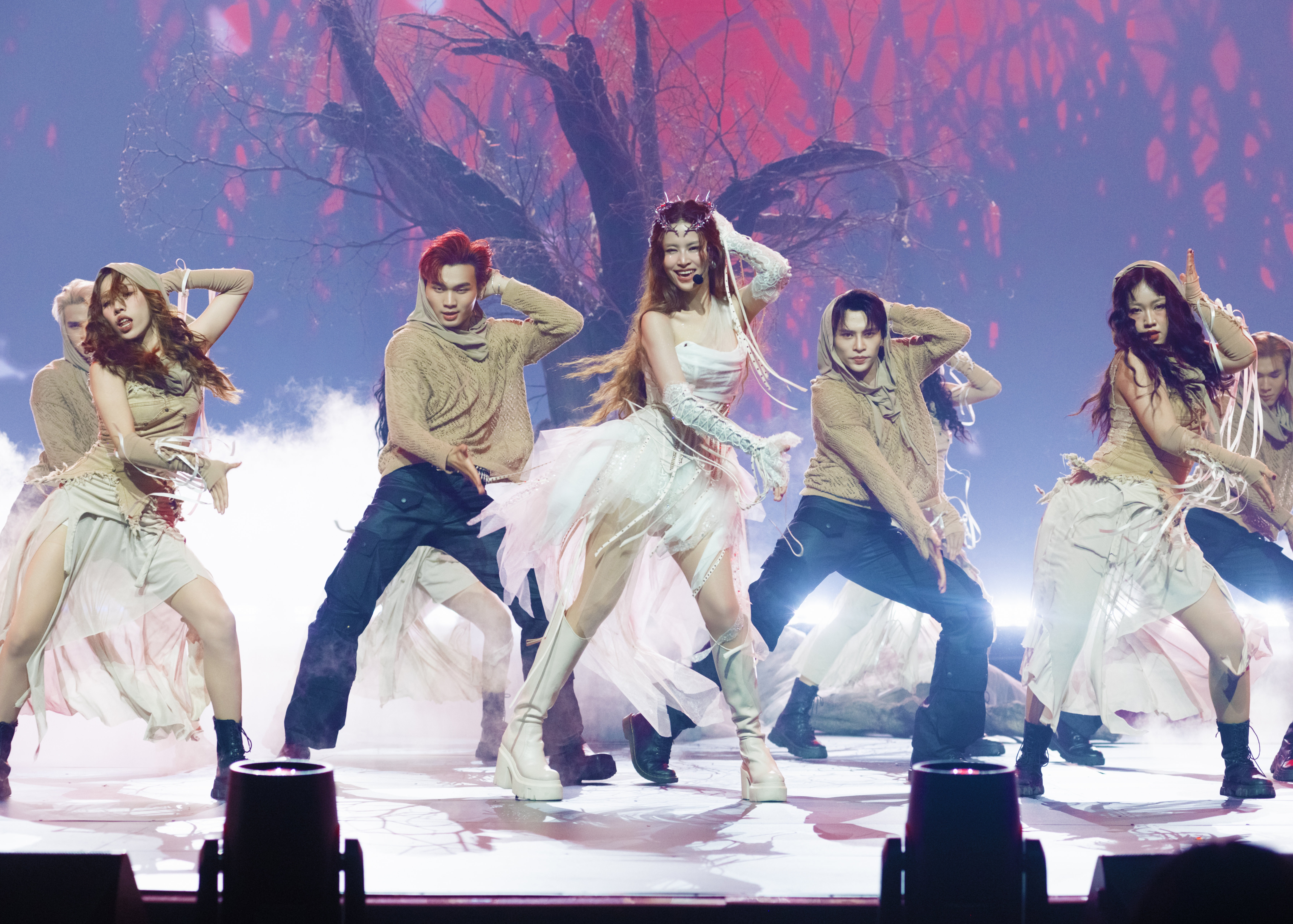 ດົງນີ່ປະກົດຕົວຢ່າງສະເໜ່ຕື່ນເຕັ້ນຮອບຊິງຊະນະເລີດ ນ້ອງສາວຂີ່ລົມ - 1 Đông Nhi xuất hiện quyến rũ, khuấy đảo chung kết Chị đẹp đạp gió - 1