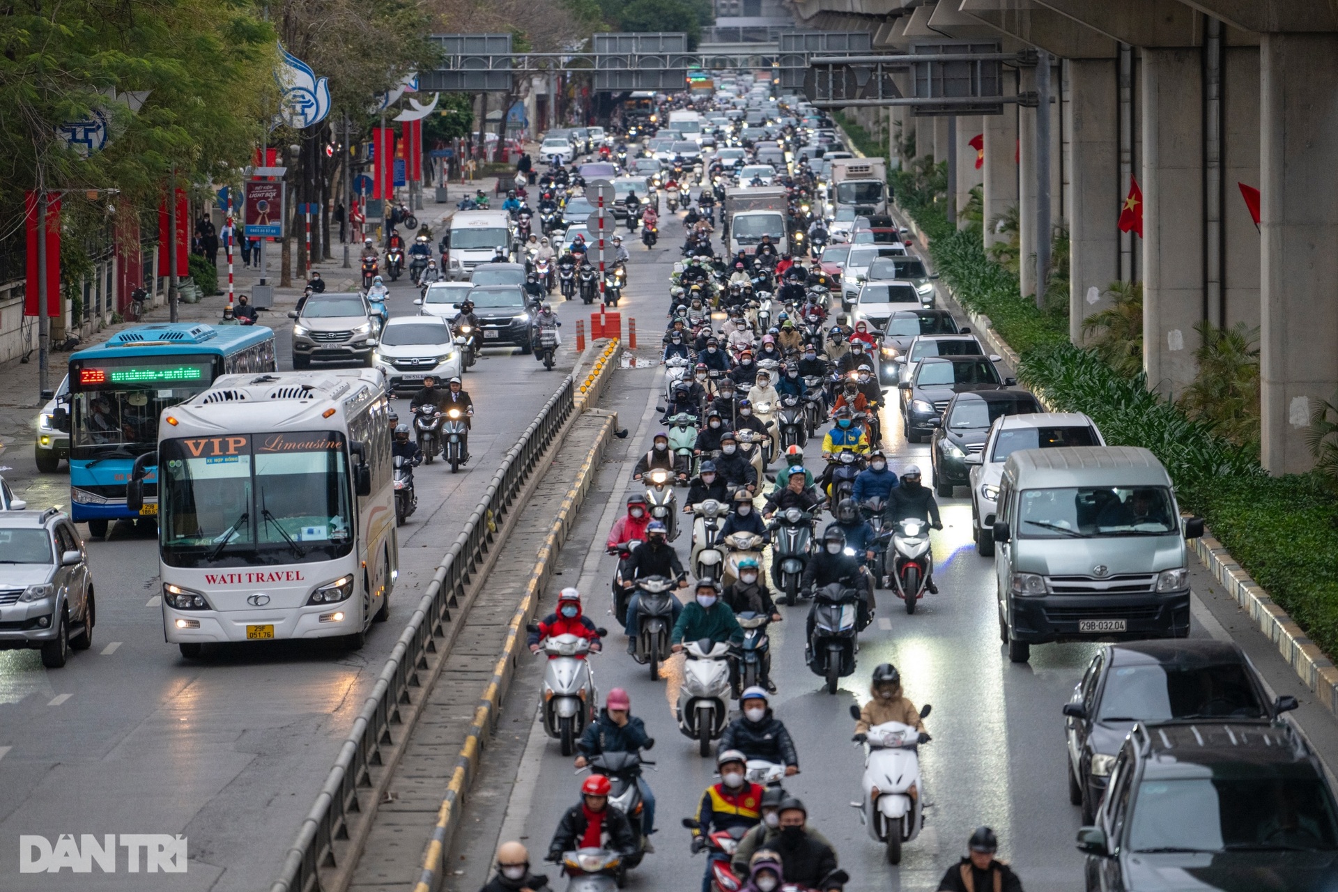 Đường phố Hà Nội đông đúc trong ngày đầu làm việc sau nghỉ Tết - 7