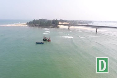 Cửa biển bị bồi lấp, tàu ra vào khó khăn