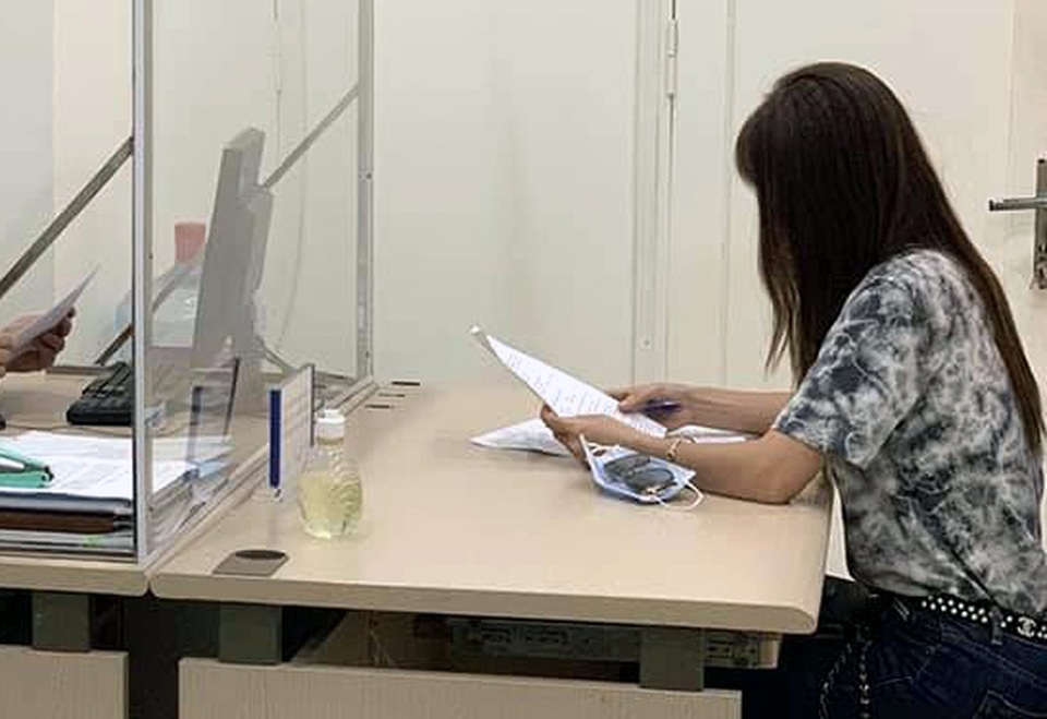 Xử phạt cô gái tung tin “bệnh nhân Covid-19 nhỏ tuổi nhất phải thở máy” - 1