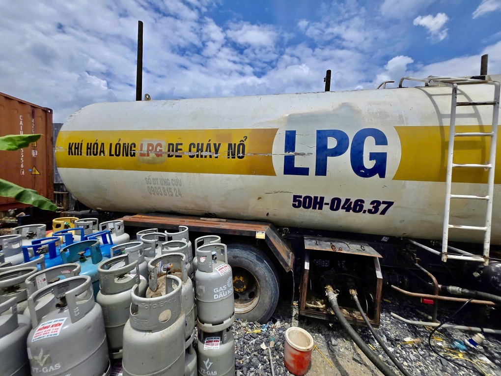 Công an TPHCM đột kích cơ sở sang chiết gas trái phép - 2 Công an TPHCM đột kích cơ sở sang chiết gas trái phép - 2
