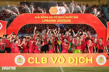 Khoảnh khắc nâng cúp vô địch V-League của CLB Công An Hà Nội