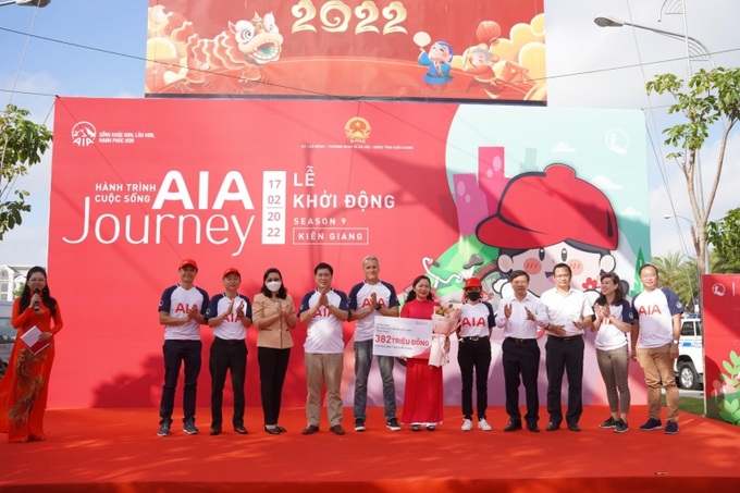 Trao tặng biểu trưng 382 triệu đồng hỗ trợ trẻ em có hoàn cảnh khó khăn tỉnh Kiên Giang.