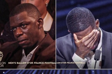 Khoảnh khắc đặc biệt xúc động của Dembele khi nhận Quả bóng vàng