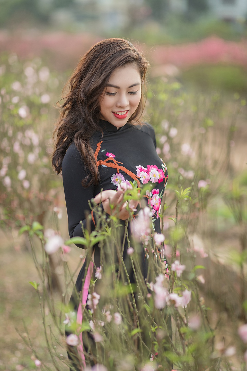Nữ nhân viên hàng không khoe dáng nuột nà giữa vườn đào ngày Xuân - 10 Nữ nhân viên hàng không khoe dáng nuột nà giữa vườn đào ngày Xuân - 10