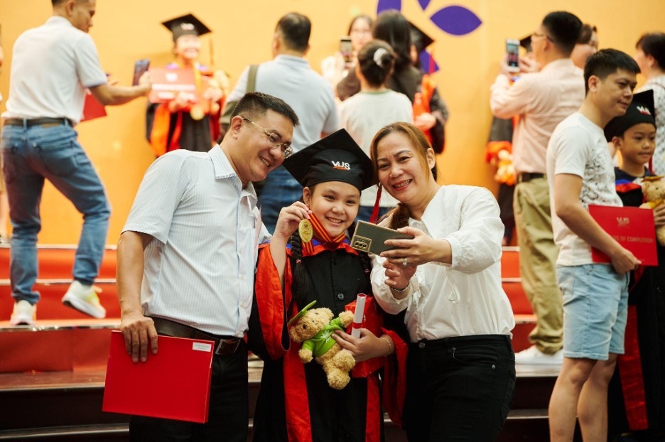 VUS har 1 893 studenter som erhöll internationella engelskcertifikat i början av 2024–203 VUS có 1.893 học viên đạt chứng chỉ tiếng Anh quốc tế trong đầu năm 2024 - 3