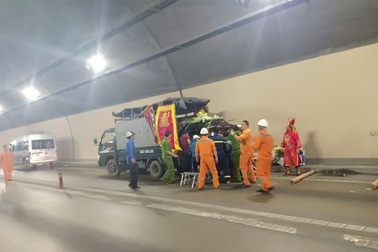 Xe tang bốc cháy trong hầm Hải Vân