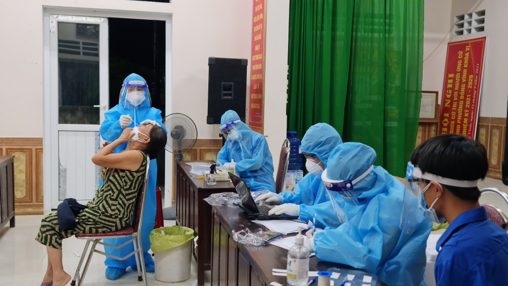 Nghệ An: Thấy sốt, 2 vợ chồng đến viện test nhanh dương tính SARS-CoV-2 - 2 Nghệ An: Thấy sốt, 2 vợ chồng đến viện test nhanh dương tính SARS-CoV-2 - 2