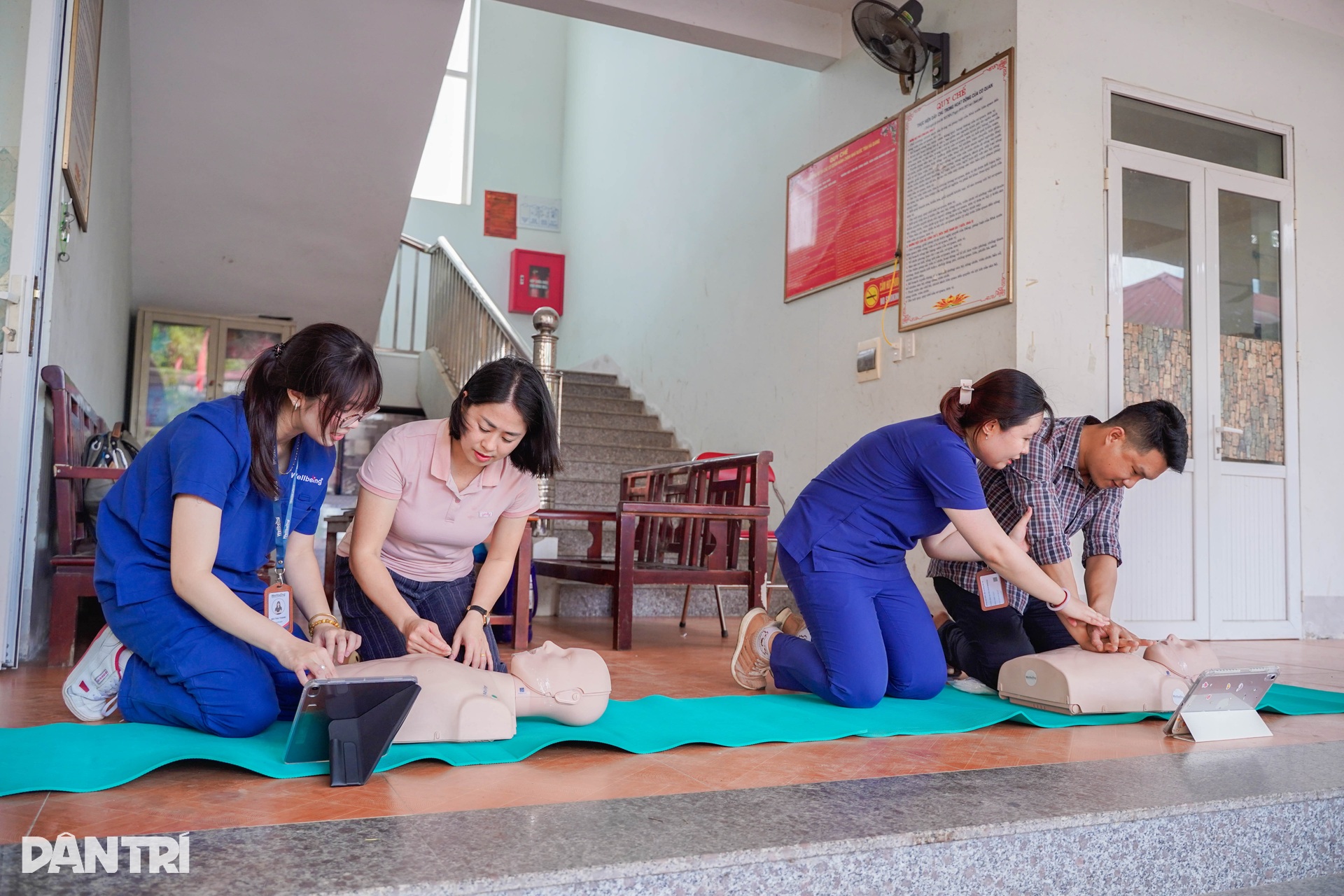 Dân trí đưa chuyên gia lên bản xa tập huấn chống đuối nước cho 200 cô trò - 3
