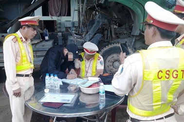 Lái xe quá tốc độ, tài xế "cù nhầy" 5 tiếng không nhận lỗi