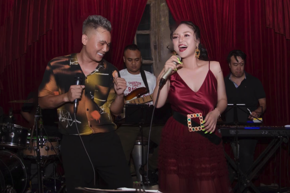 Bà xã Tú Dưa tiết lộ: “Chồng tôi được lộc bạn bè ngoài lộc vợ con” - 1 Bà xã Tú Dưa tiết lộ: “Chồng tôi được lộc bạn bè ngoài lộc vợ con” - 1