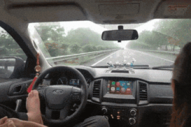 Mức phạt cho hành vi điều khiển ô tô bằng chân trên cao tốc như thế nào?