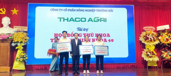 Ông Trần Tiến trao học bổng cho 3 Thủ khoa.