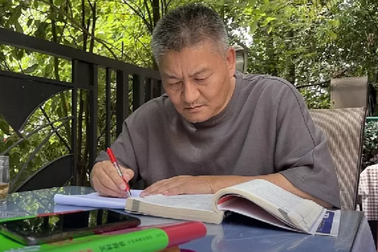 Triệu phú tự thân Trung Quốc 56 tuổi đi thi đại học lần thứ 27