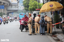Người vi phạm dắt xe máy ngược chiều đường Nguyễn Trãi khi thấy CSGT