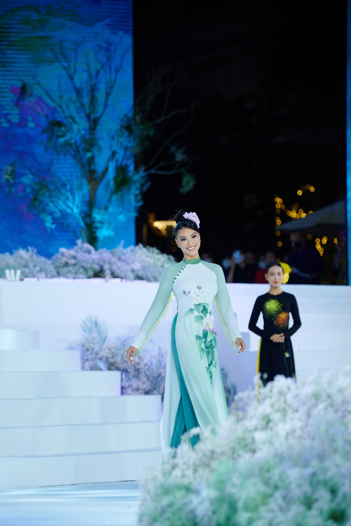 Á hậu Kim Duyên khoe vẻ nữ tính trong tà áo dài - 2 Á hậu Kim Duyên khoe vẻ nữ tính trong tà áo dài - 2