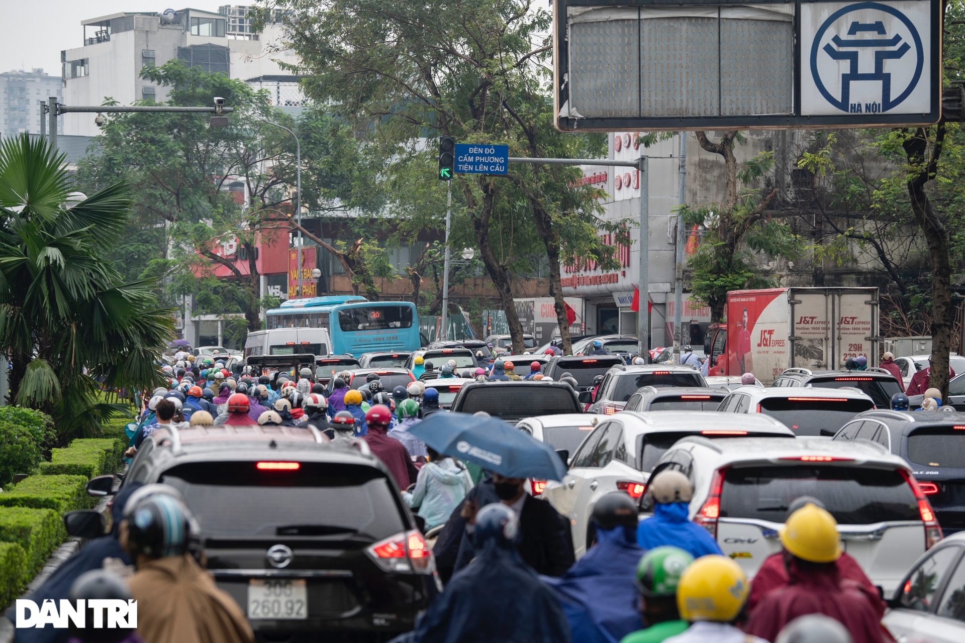 Hà Nội ùn tắc nhiều tuyến phố buổi sáng đầu tuần - 7 Hà Nội ùn tắc nhiều tuyến phố buổi sáng đầu tuần - 7