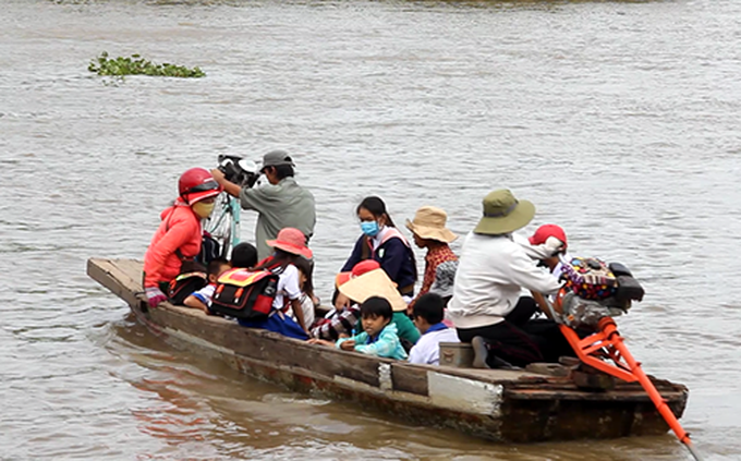hang-nghin-tre-viet-kieu-campuchia-vuot-lu-ve-nuoc-hoc-chu