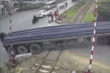 Vụ tàu va chạm xe đầu kéo: Lỗi do 2 nhân viên gác chắn xử lý chậm
