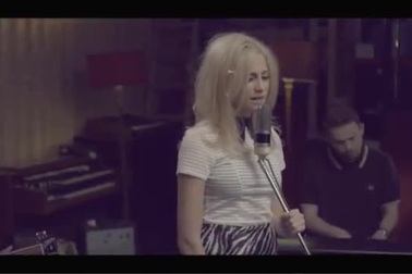 Pixie Lott khoe nhan sắc quyến rũ