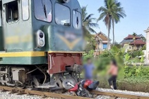 Xe máy va chạm với tàu hỏa tuyến Hà Nội - Hải Phòng, một người tử vong