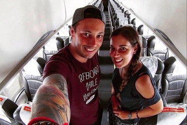 Cặp đôi trở thành khách VIP trên chuyến bay... không một bóng người