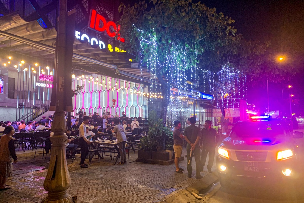 Loạt quán nhậu ồn ào xung quanh cầu vượt ở Đà Nẵng bị xử phạt - 1 Loạt quán nhậu ồn ào xung quanh cầu vượt ở Đà Nẵng bị xử phạt - 1